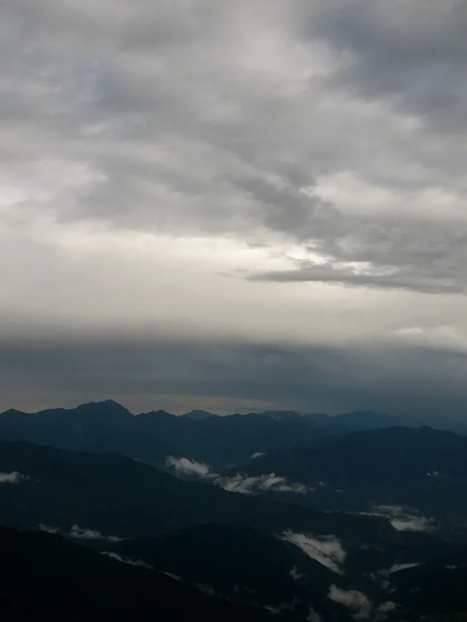 層層山影