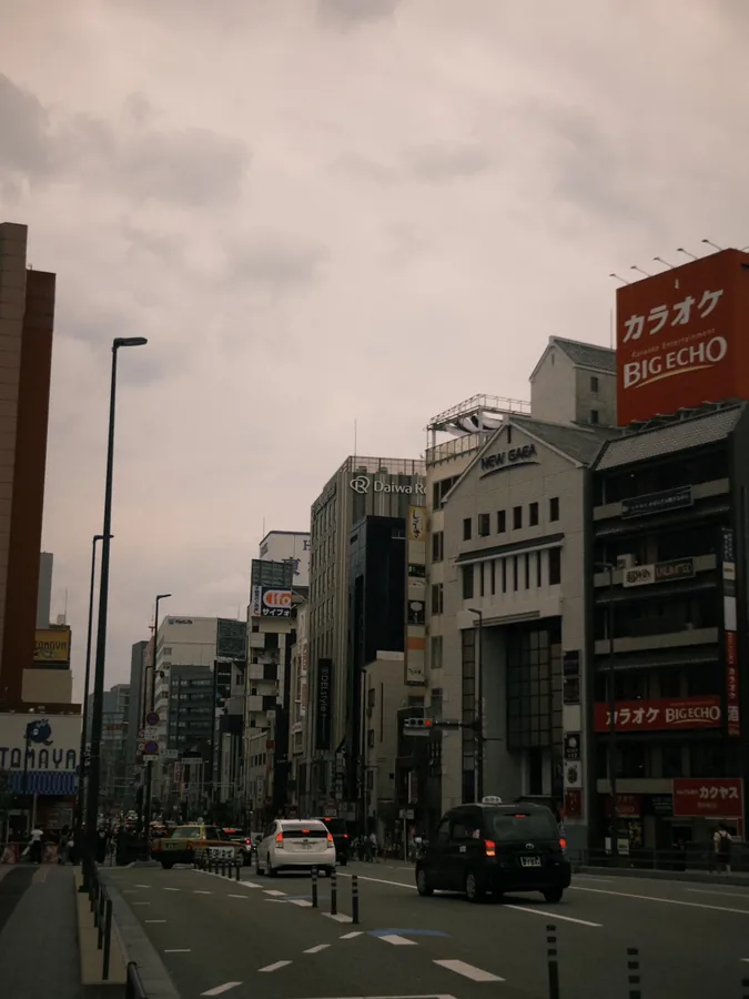 灰色天空下的街