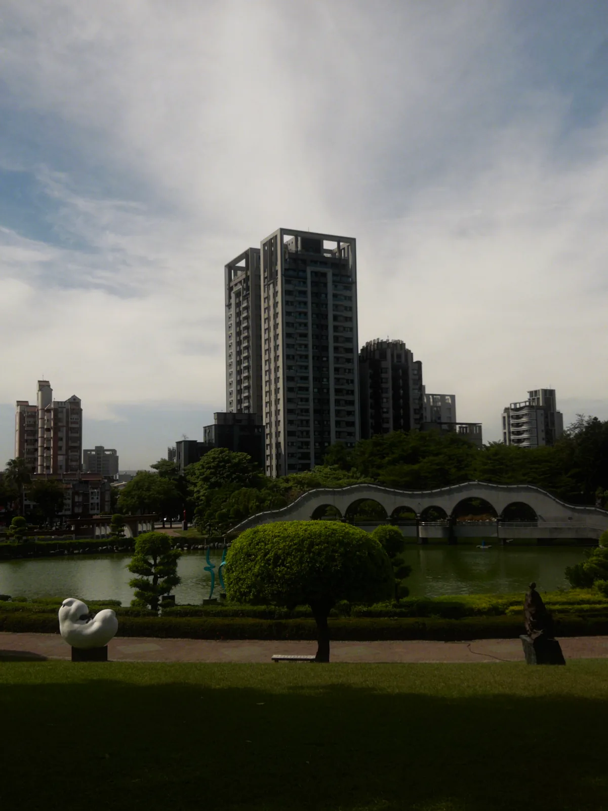 湖邊的拱橋